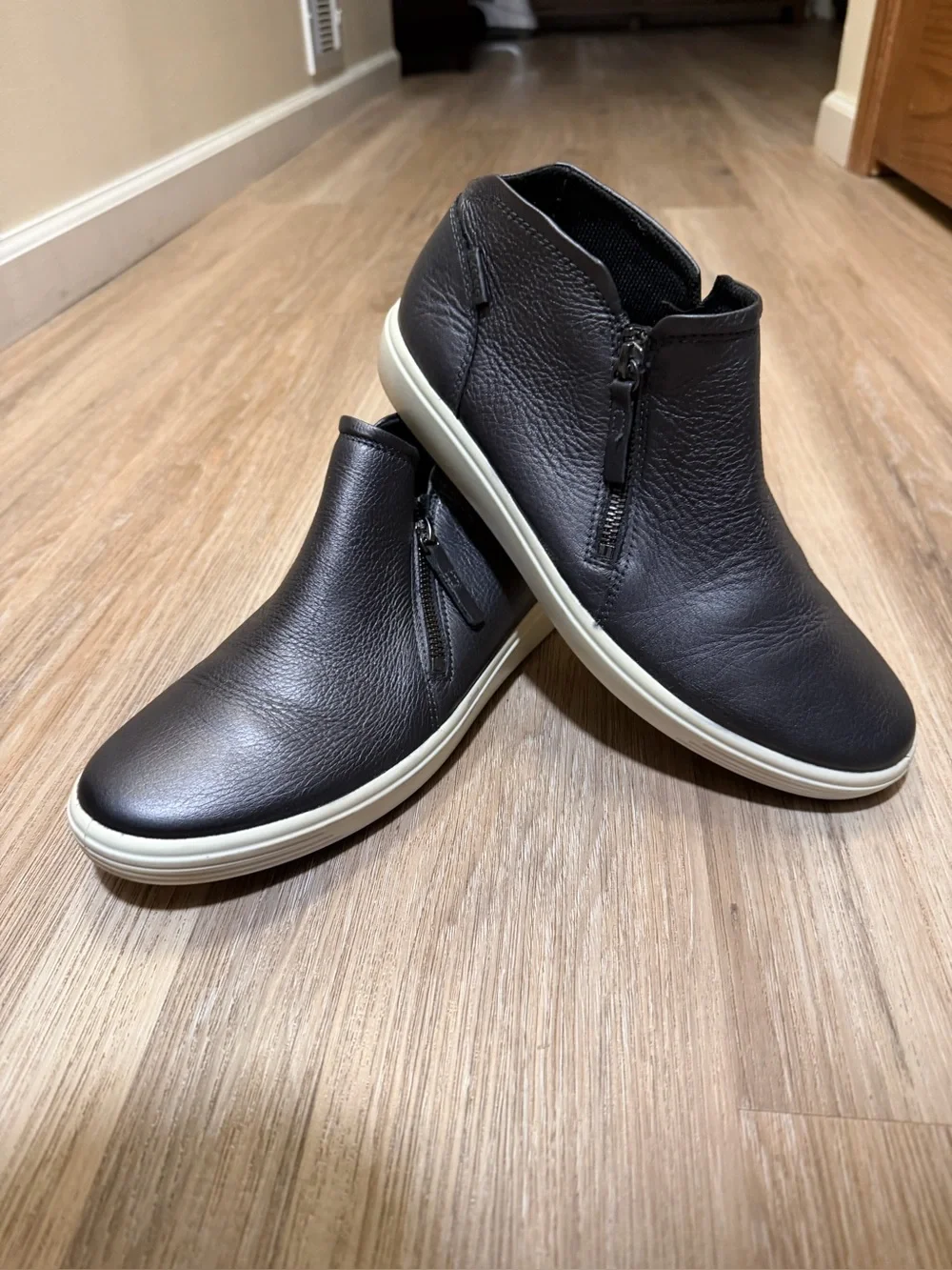 ECCO Soft 7 Black Leather Side Zip Bootie Sneakers Size 11 / EU 42